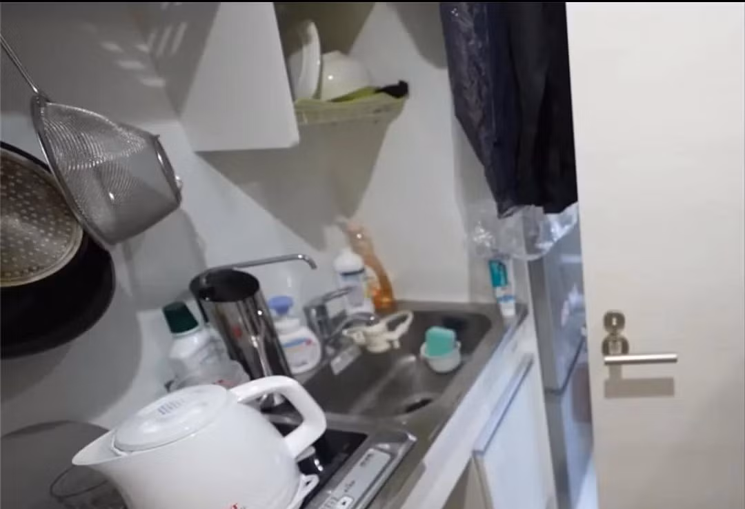 Diện tích bếp nhỏ nhưng vẫn được trang bị máy hút mùi, bồn rửa...Ảnh: post.smzdm