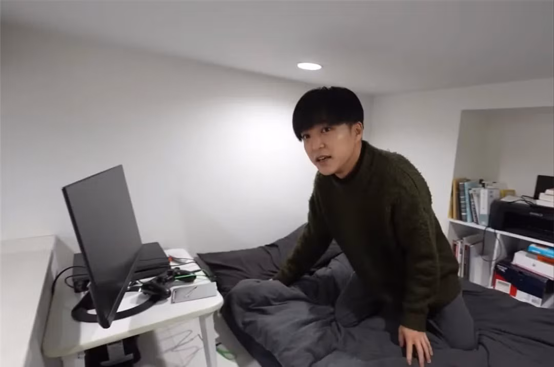 Gia chủ còn còn bố trí thêm một kệ sách nhỏ gắn âm vào tường. Ảnh: post.smzdm