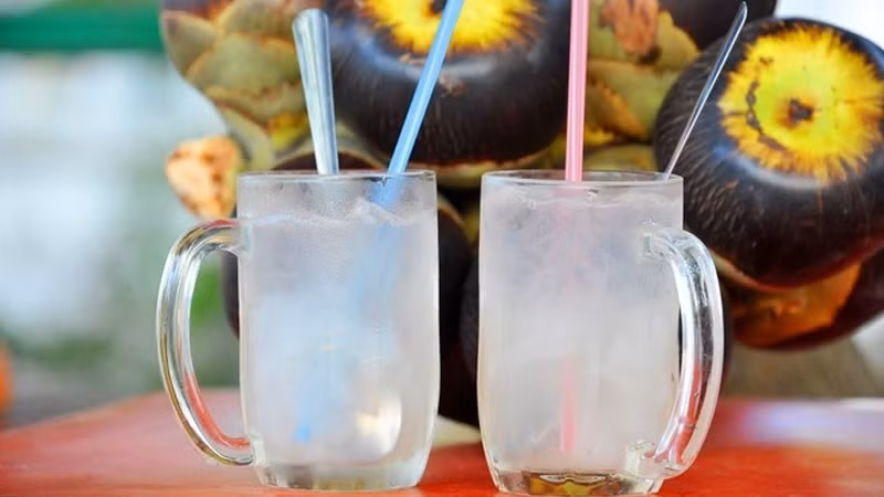 Vào những ngày hè nắng nóng ở miền Tây, dọc khắp các con đường là những quán hàng thốt nốt đá lạnh. Ảnh: Facebook