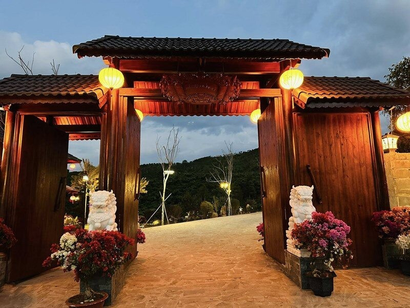 Toàn bộ không gian được phủ kín bởi hàng trăm loại hoa, cây ăn trái, tạo khung cảnh xanh mướt quanh năm. Ảnh: FBNV