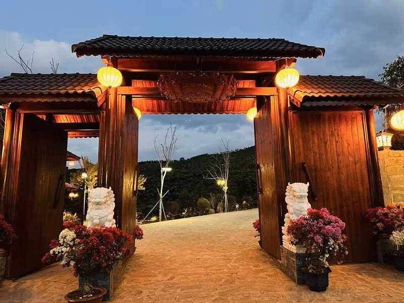 Toàn bộ không gian được phủ kín bởi hàng trăm loại hoa, cây ăn trái, tạo khung cảnh xanh mướt quanh năm. Ảnh: FBNV