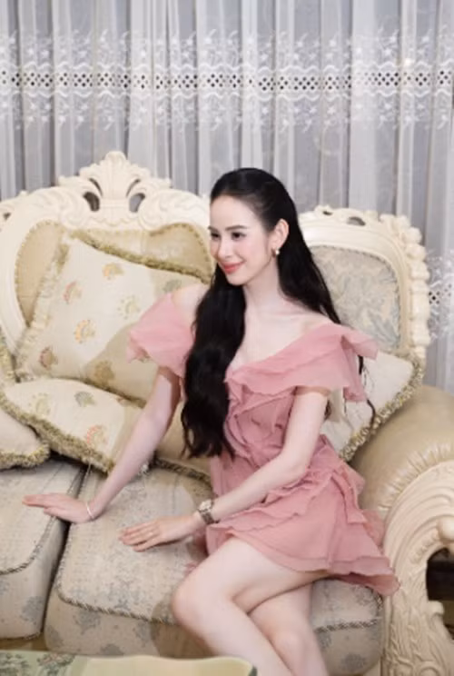 Phòng khách mang tông màu kem - vàng chủ đạo, mang đến cảm giác vừa sang trọng vừa ấm cúng. Ảnh: FBNV