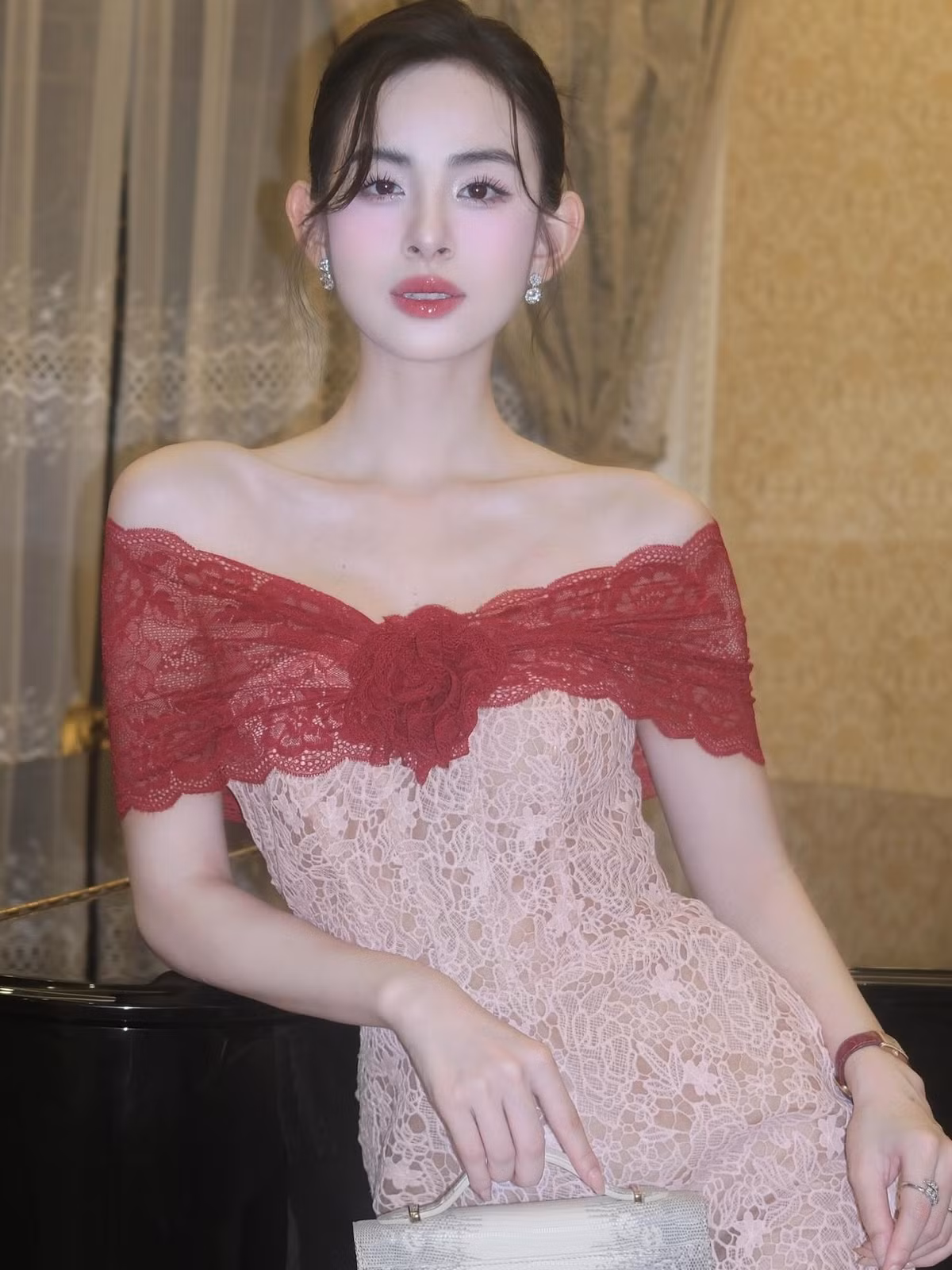 Toàn bộ không gian sống vừa cổ điển vừa tiện nghi. Ảnh: FBNV