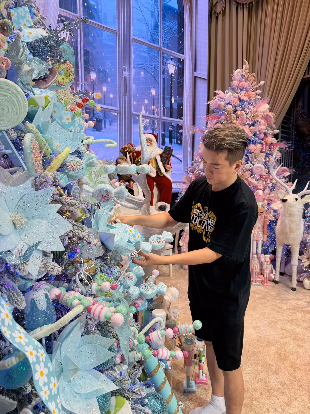 Trên trang cá nhân, Đàm Vĩnh Hưng chia sẻ khoảnh khắc đẹp lung linh trong căn biệt thự 125 tỷ. Nam ca sĩ "thay áo" mới cho căn nhà nhân dịp Giáng sinh sắp tới. Ảnh: FBNV