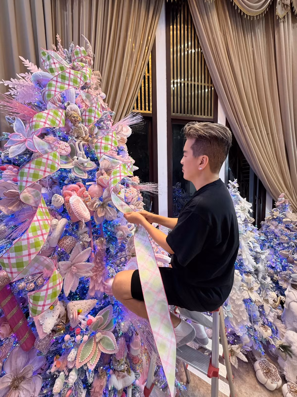 Năm nay, Mr Đàm "phủ" tông màu pastel ngọt ngào cho căn biệt thự. Ảnh: FBNV