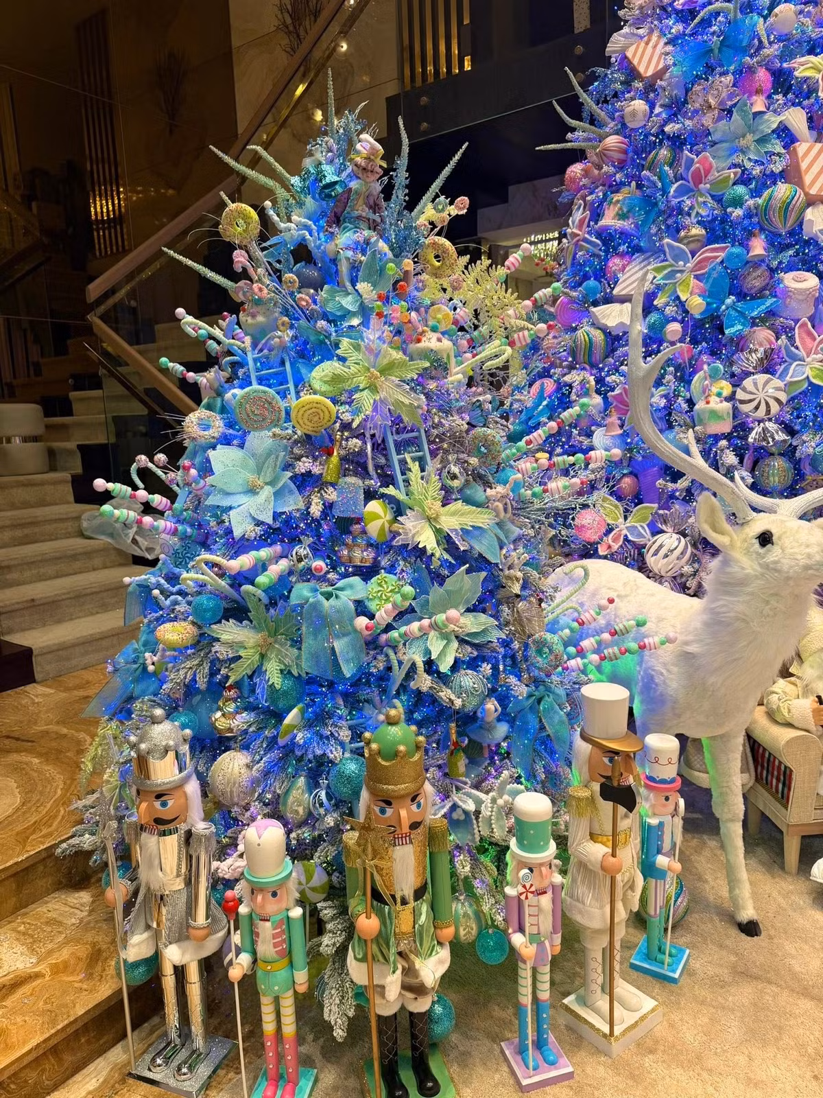 Cây thông Noel rực rỡ sắc màu đặt trong phòng khách tạo cảm giác vừa lộng lẫy, vừa ấm áp. Ảnh: FBNV