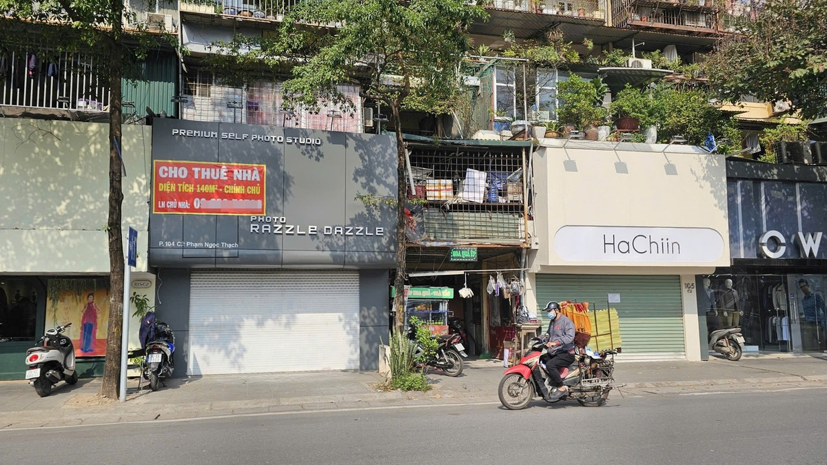 Chia sẻ với Tiền phong, TS. Trần Xuân Lượng – Phó Viện trưởng Viện Nghiên cứu Đánh giá thị trường bất động sản Việt Nam, cho rằng trong bối cảnh thương mại điện tử bứt phá mạnh mẽ, giá thuê mặt bằng cao thì việc nhiều tuyến phố từng đông đúc nay trở nên thưa vắng là diễn biến tất yếu. Ảnh: Tiền phong