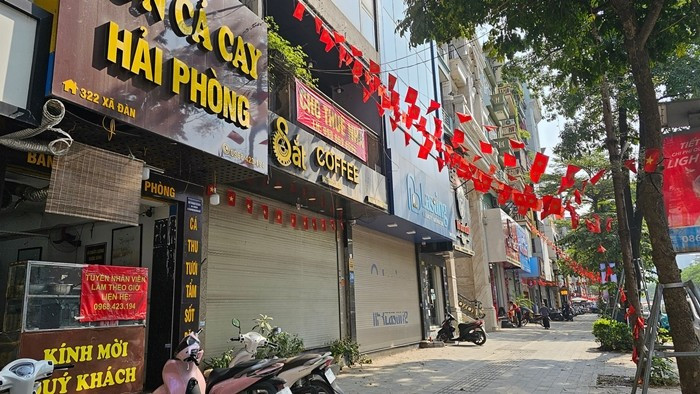 Cứ vài căn nhà lại xuất hiện một mặt bằng bỏ trống, tạo khung cảnh vắng lặng hiếm thấy ngay cả trong giai đoạn mua sắm nhộn nhịp nhất năm. Ảnh: Tiền phong