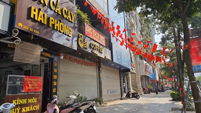 Cứ vài căn nhà lại xuất hiện một mặt bằng bỏ trống, tạo khung cảnh vắng lặng hiếm thấy ngay cả trong giai đoạn mua sắm nhộn nhịp nhất năm. Ảnh: Tiền phong