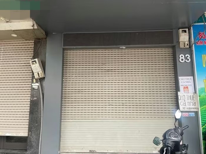Nhiều căn nhà treo biển "cho thuê", "thanh lý toàn bộ cửa hàng", cửa cuốn kéo kín...Ảnh: Suckhoedoisong