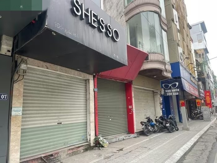 Những ngày cuối năm, trên nhiều tuyến phố được xem là “thánh địa mua sắm” như Xã Đàn, Chùa Bộc, Phạm Ngọc Thạch, Nguyễn Trãi, Kim Mã... hàng loạt cửa hàng đồng loạt đóng cửa, trả lại mặt bằng. Ảnh: Suckhoedoisong