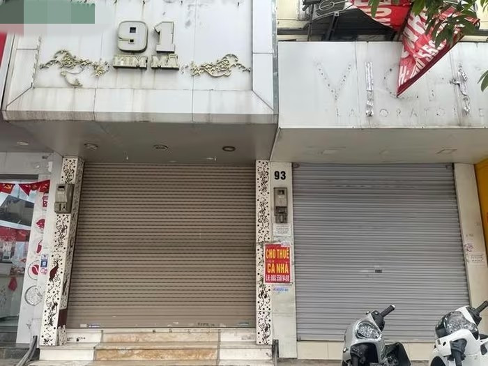 Theo các tiểu thương, chi phí thuê cao, người dân thắt chặt chi tiêu, sức mua giảm là nguyên nhân chính khiến nhiều cửa hàng đóng cửa im lìm. Ảnh: Suckhoedoisong
