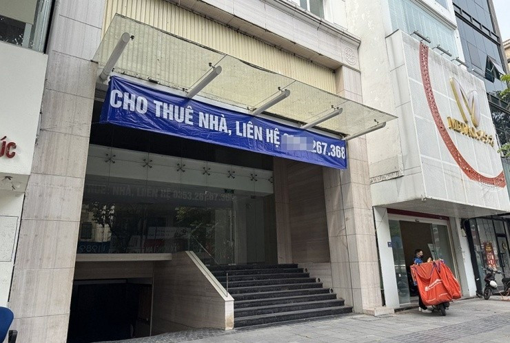 Một ngôi nhà lớn tại phố Huế đang treo biển cho thuê. Ảnh: Vietnamnet