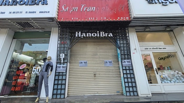 Anh H. (chủ một cửa hàng thời trang trên phố Chùa Bộc) cho biết, trước đây mặt bằng phố lớn giúp cửa hàng dễ tiếp cận khách hàng. Tuy nhiên, hiện nay lợi thế này không còn rõ rệt khi người tiêu dùng chuyển sang mua sắm online. Ảnh: Tiền phong