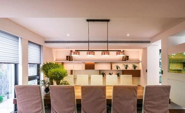 Phòng ăn rộng, có chiếc bàn gỗ dài đủ chỗ cho 12 người. Ảnh: Toutiao