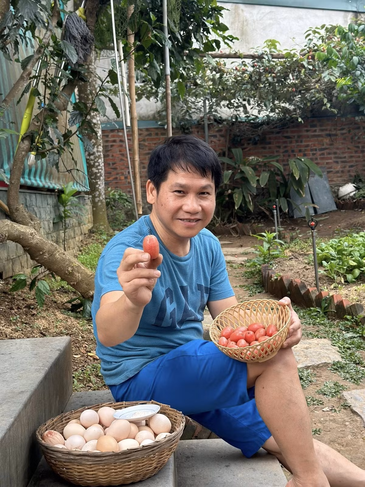 Hình ảnh nam ca sĩ ngồi bệt trên thềm nhà khiến mọi người thích thú. Ảnh: FBNV