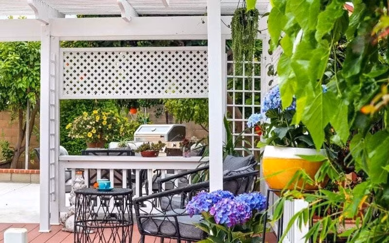 Nhưng mới đây, nữ danh hài cho biết sắp chuyển về cơ ngơi này, mặc dù còn nhiều lưu luyến với ngôi nhà cũ. Thúy Nga tất bật trang trí lại biệt thự, đặc biệt là khu vườn. Ảnh chụp màn hình