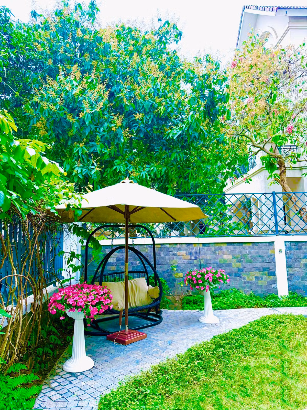 Một góc vườn ngập cây xanh và hoa. Ảnh: FB Lã Thanh Huyền