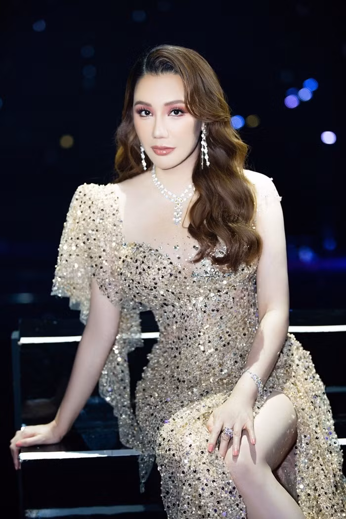 Thông tin ca sĩ Hồ Quỳnh Hương tổ chức đám cưới riêng tư với bạn trai tại Hạ Long (Quảng Ninh) vào ngày 15/5 thu hút sự chú ý của khán giả. Ảnh: FBNV