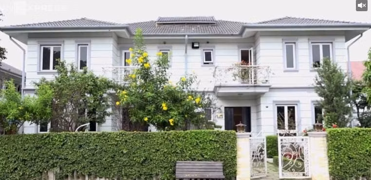 Nữ ca sĩ từng hé lộ về căn biệt thự rộng 600m2 tại TP HCM. Ảnh: FBNV