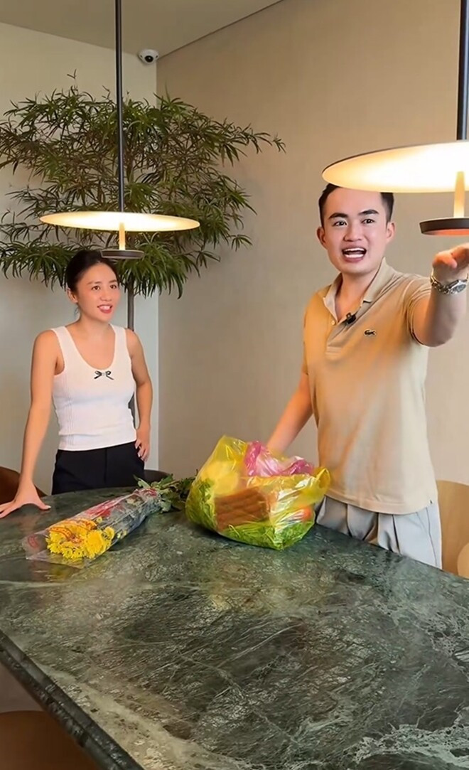 Bàn ăn với mặt bằng đá cẩm thạch xanh lục bảo vân mây. Ảnh chụp màn hình