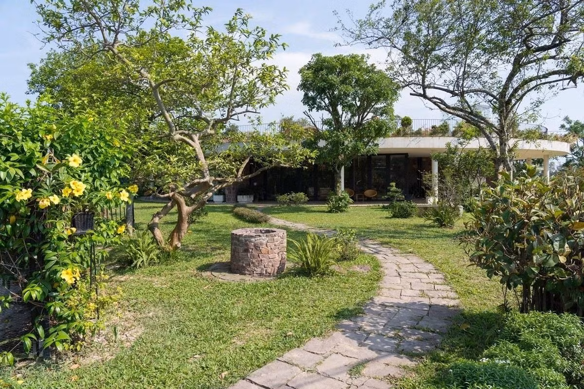 Xung quanh ngôi nhà là hệ cây xanh mát. Ảnh: Trieu Chien