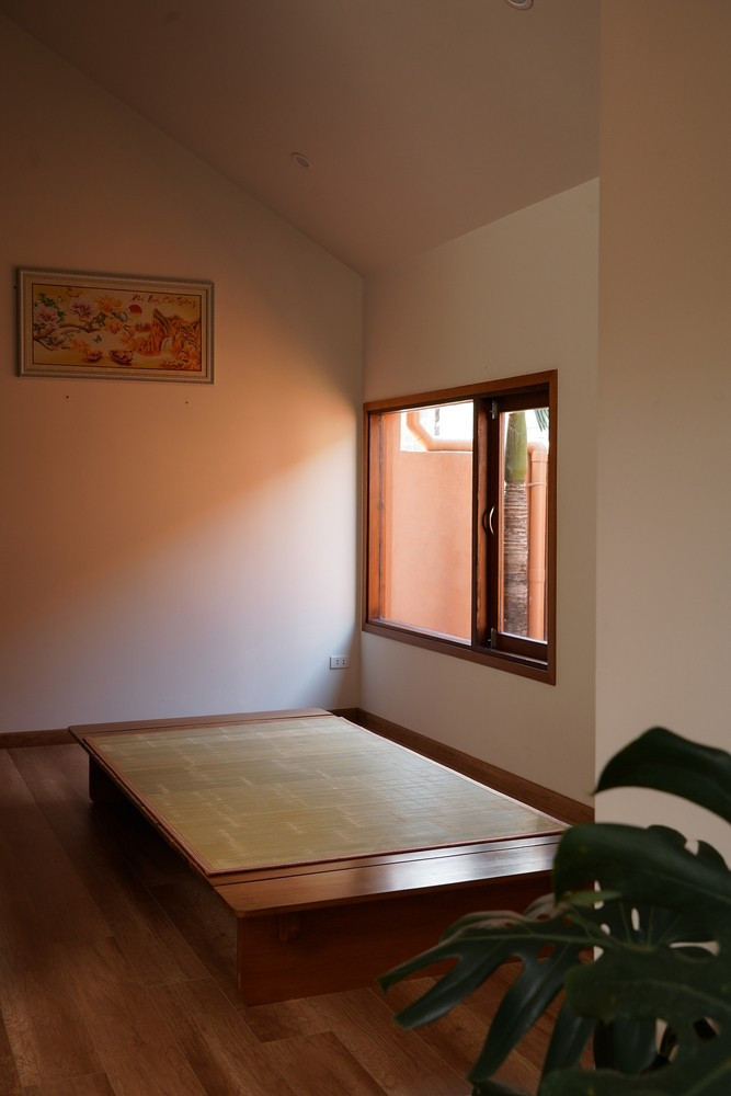 Hai phòng ngủ tràn ngập ánh sáng ở tầng trên, được thông gió qua các khe hở hẹp và giếng trời, luôn mát mẻ và thoáng đãng. Ảnh: Live out studio