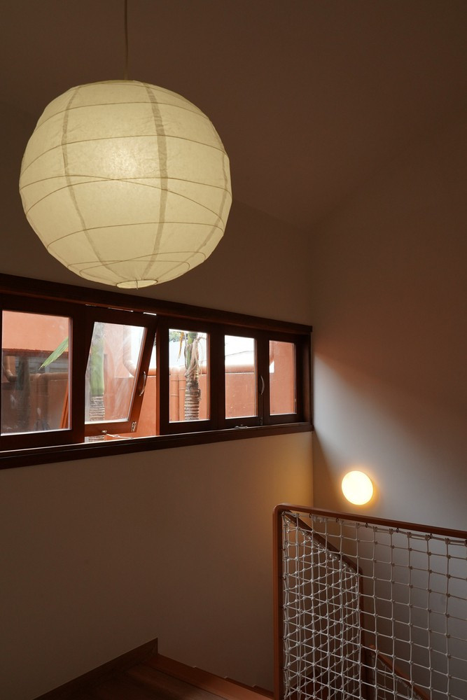 Vị trí cửa sổ được bố trí hợp lý đảm bảo sự riêng tư nhưng vẫn giữ được sự thông thoáng, tạo cảm giác ngôi nhà rộng rãi hơn so với diện tích thực tế. Ảnh: Live out studio