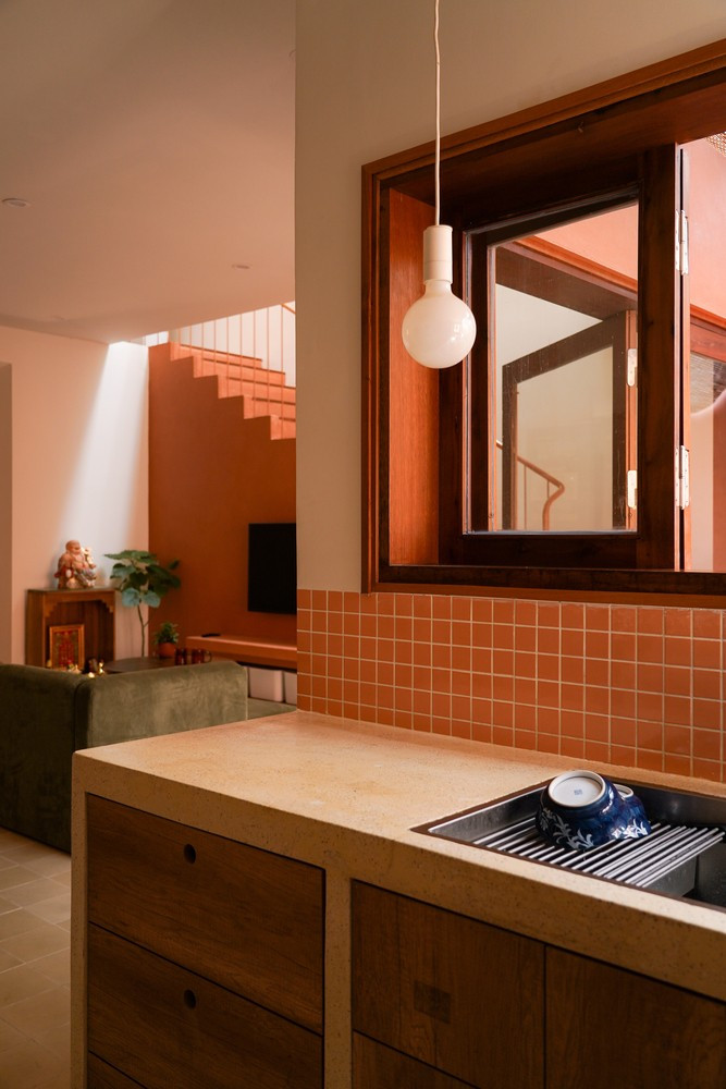 Gạch ốp tường bằng đất nung trong nhà bếp. Ảnh: Live out studio
