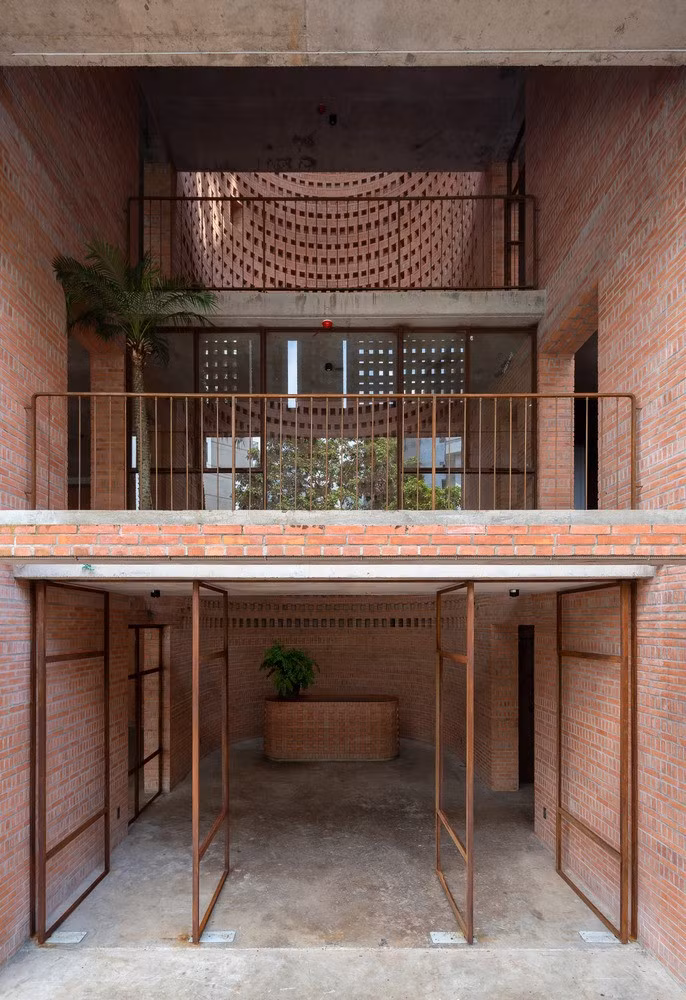 Một bên lõi thông tầng là không gian văn phòng làm việc với hai mặt thoáng đón gió và nắng. Ảnh: Triệu Chiến