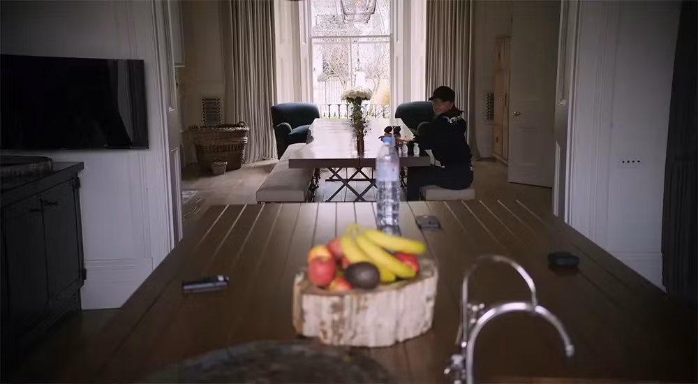 Nhà bếp có bàn ăn rộng với tầm nhìn ra phố rợp bóng cây. Ảnh: Victoriabeckham/Instagram