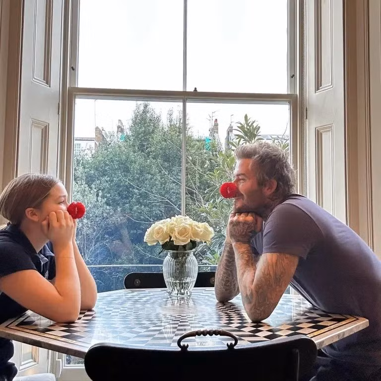 Nội thất thiết kế đơn giản nhưng vẫn pha trộn nhiều phong cách. Ảnh: Victoriabeckham/Instagram