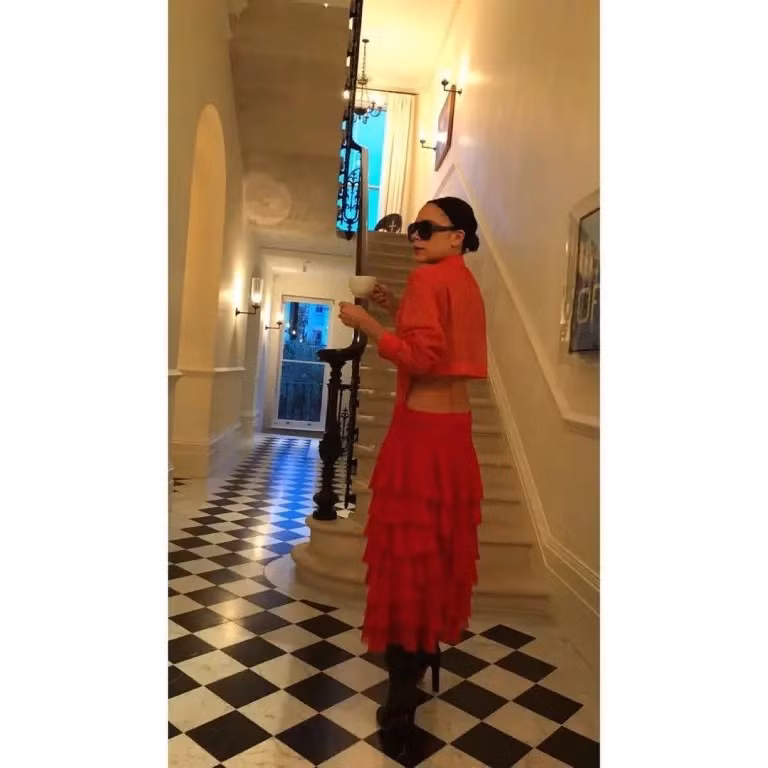 Các hành lang mang nét đặc trưng riêng nhờ mái vòm tròn và cầu thang đơn giản. Ảnh: Victoriabeckham/Instagram