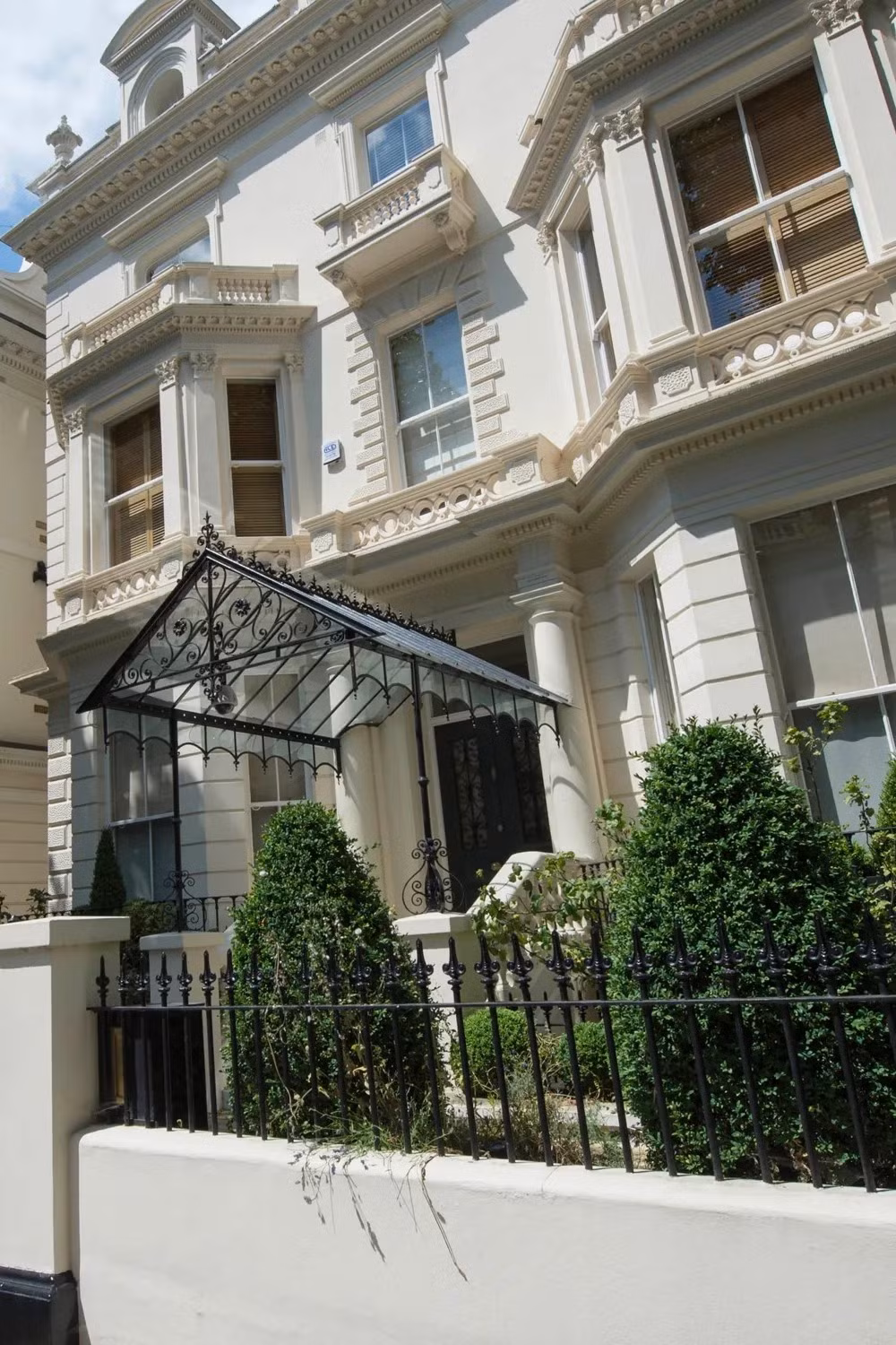 Dinh thự gồm 4 tầng, 6 phòng ngủ, một hồ bơi trong nhà, một hầm rượu, một sàn diễn thời trang, một phòng tập thể dục và một tiệm làm móng tại nhà. Ảnh: Marieclaire