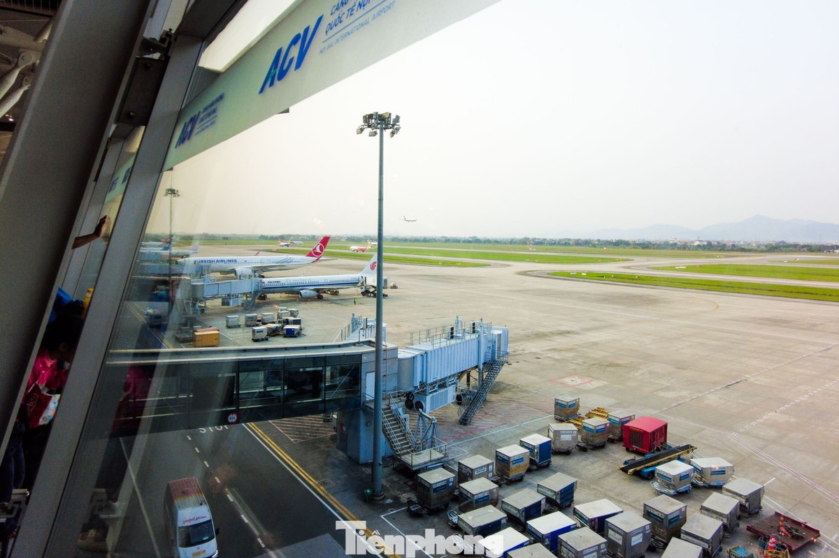 Đại diện Cảng HKQT Nội Bài xác nhận, hiện có 1 chiếc của hãng hàng không Emirates và 2 chiếc của Qatar Airways phải đỗ tại sân chờ nối lại đường bay.
