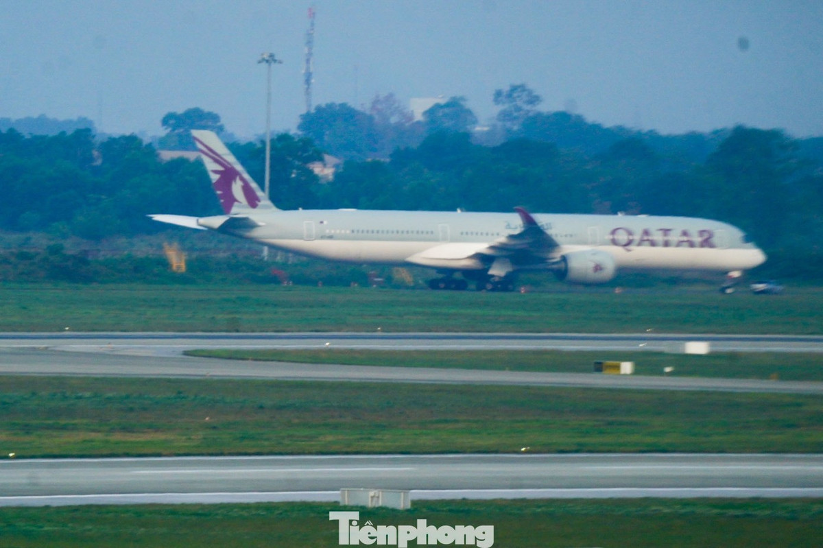 Máy bay Qatar Airways tạm dừng khai thác, đỗ chờ tại sân bay Nội Bài.