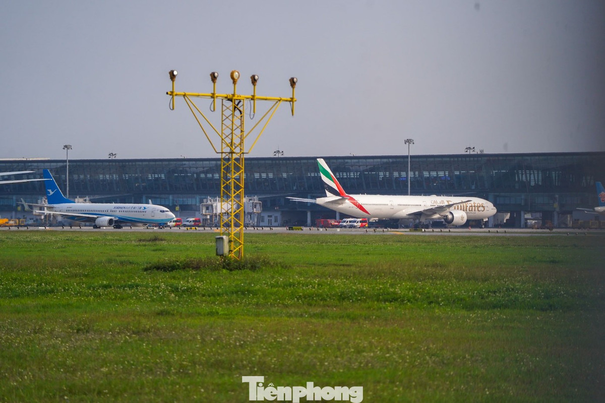 Ghi nhận của PV Tiền Phong tại Nội Bài, một tàu bay của hãng Emirates đã được kéo ra khu vực sân đỗ xa. Chiếc máy bay này hiện đang "nằm bãi" trong tình trạng đóng kín cửa, tạm ngừng mọi hoạt động khai thác do chưa có lịch cất cánh trở lại.