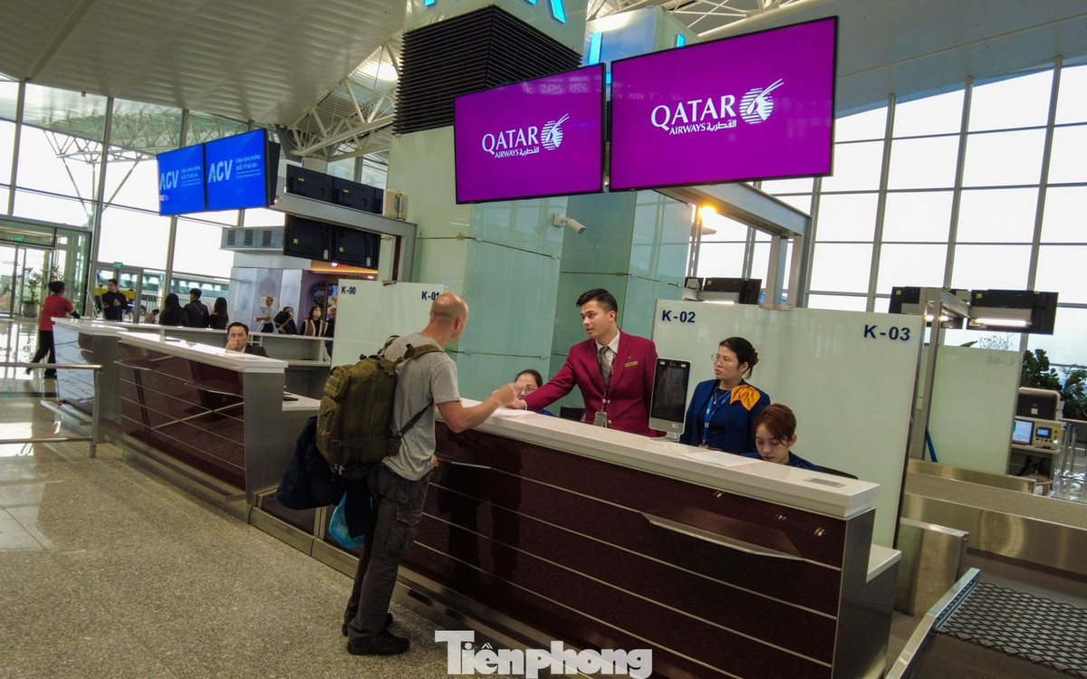 Do lịch trình bị xáo trộn, một số ít hành khách đã chủ động đến trực tiếp sân bay. Tuy nhiên, họ chỉ đến để nhờ nhân viên hãng hướng dẫn thủ tục hoàn, đổi vé cho các chặng bay đi qua khu vực này.