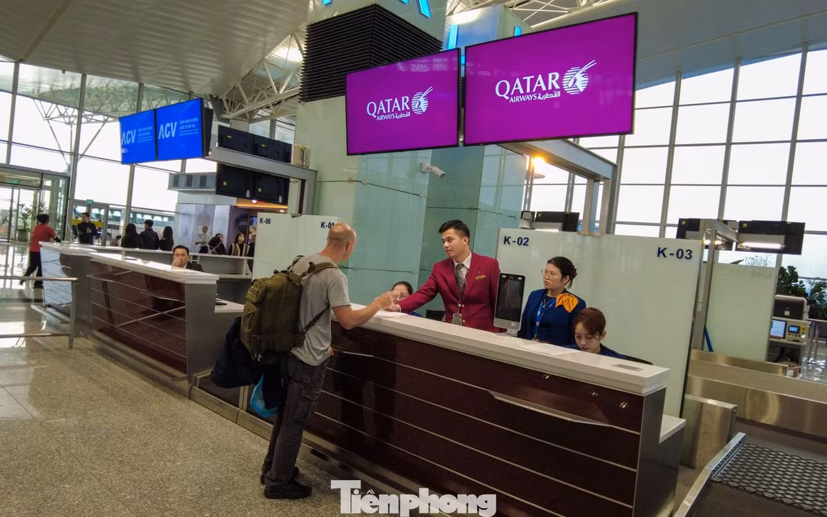 Do lịch trình bị xáo trộn, một số ít hành khách đã chủ động đến trực tiếp sân bay. Tuy nhiên, họ chỉ đến để nhờ nhân viên hãng hướng dẫn thủ tục hoàn, đổi vé cho các chặng bay đi qua khu vực này.