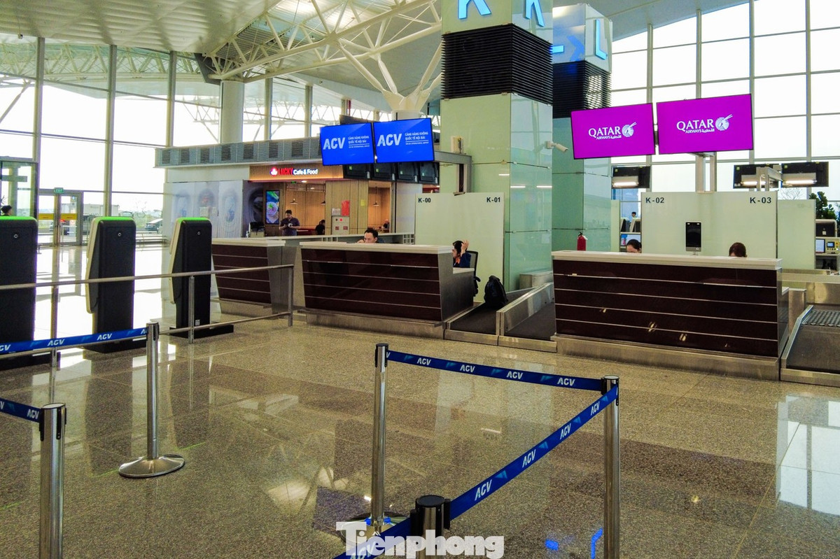 Quầy thủ tục của Qatar Airways vắng hoe, các chuyến bay bị hủy khiến khu vực check-in rơi vào cảnh đìu hiu.