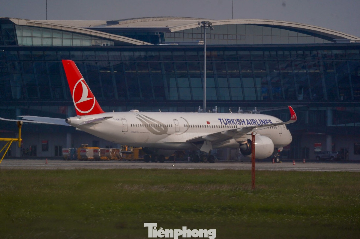Dù nhiều đường bay bị xáo trộn, riêng Turkish Airlines cho biết vẫn duy trì khai thác hai cặp chuyến bay Istanbul - Hà Nội - Istanbul trong hôm nay mà không có sự điều chỉnh nào.
