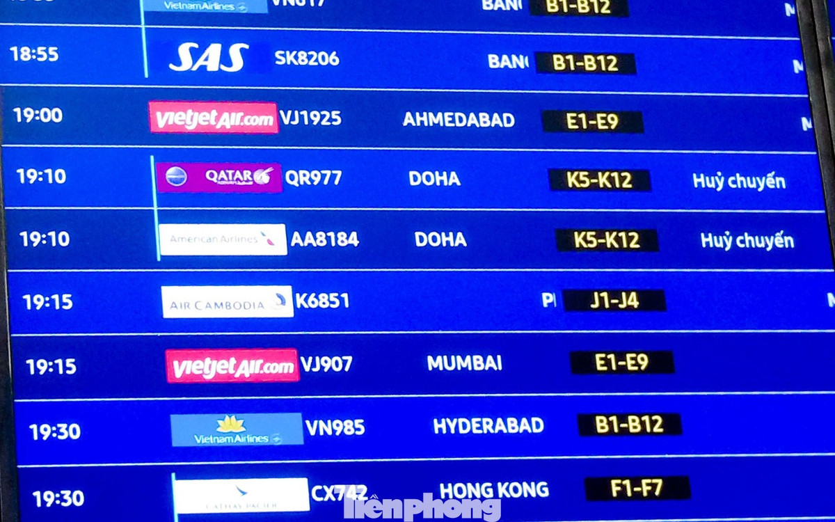 Chỉ trong ngày 4/3, thêm 6 chuyến bay của Qatar Airways, Emirates và Etihad bị hủy, khiến khoảng 1.800 hành khách bị ảnh hưởng lịch trình.