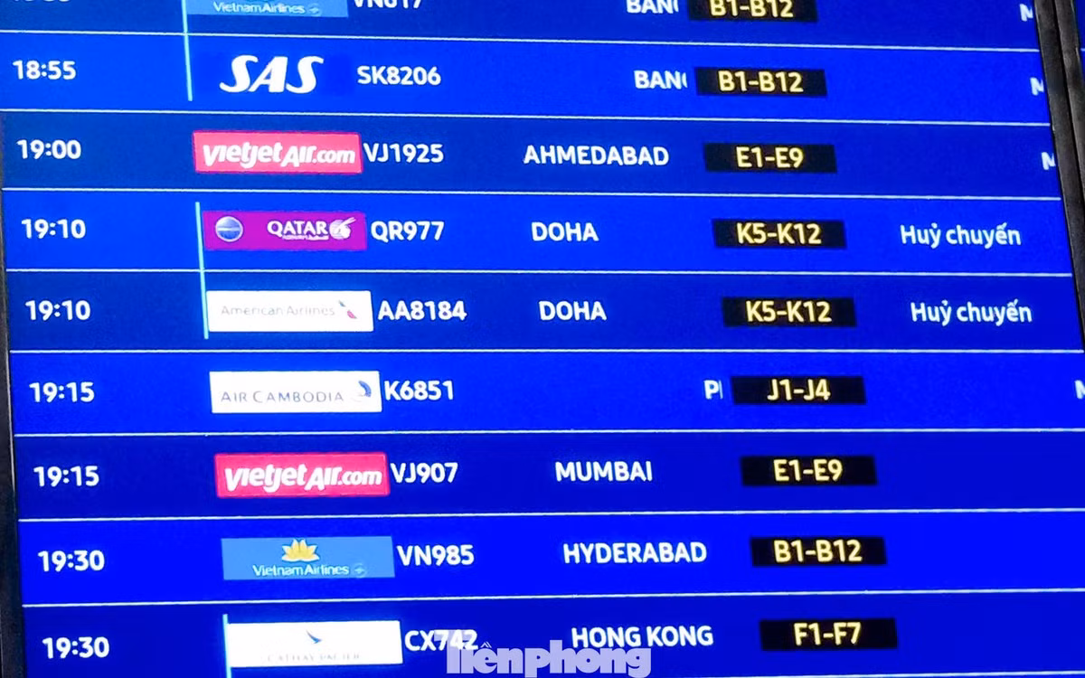 Chỉ trong ngày 4/3, thêm 6 chuyến bay của Qatar Airways, Emirates và Etihad bị hủy, khiến khoảng 1.800 hành khách bị ảnh hưởng lịch trình.