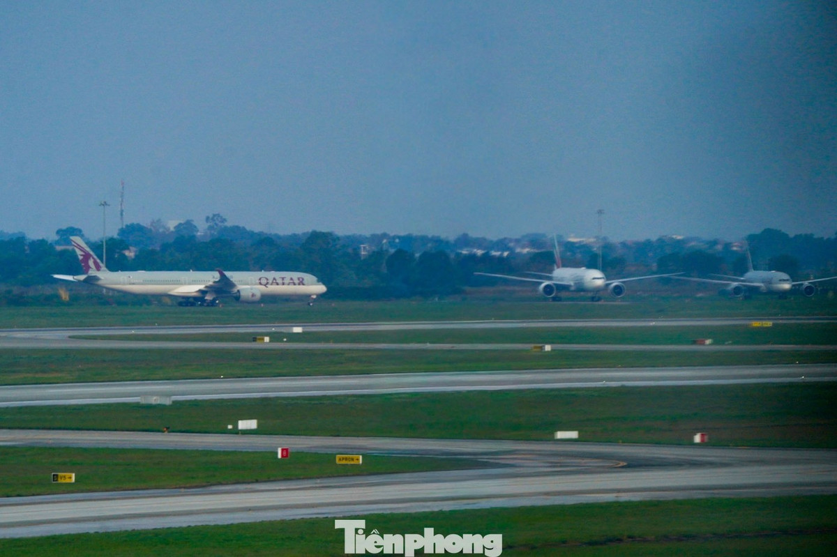 Nhằm chia sẻ khó khăn với các đối tác, Tổng Công ty Cảng hàng không Việt Nam (ACV) vừa quyết định giảm 50% phí đỗ tàu bay qua đêm cho các hãng hàng không đến từ quốc gia đang xảy ra chiến sự. Chính sách ưu đãi này áp dụng trong 30 ngày, được thực hiện theo Thông tư 44/2024 của Bộ Xây dựng về cơ chế linh hoạt giảm giá dịch vụ hàng không trong các tình huống khẩn cấp hoặc có chiến tranh.