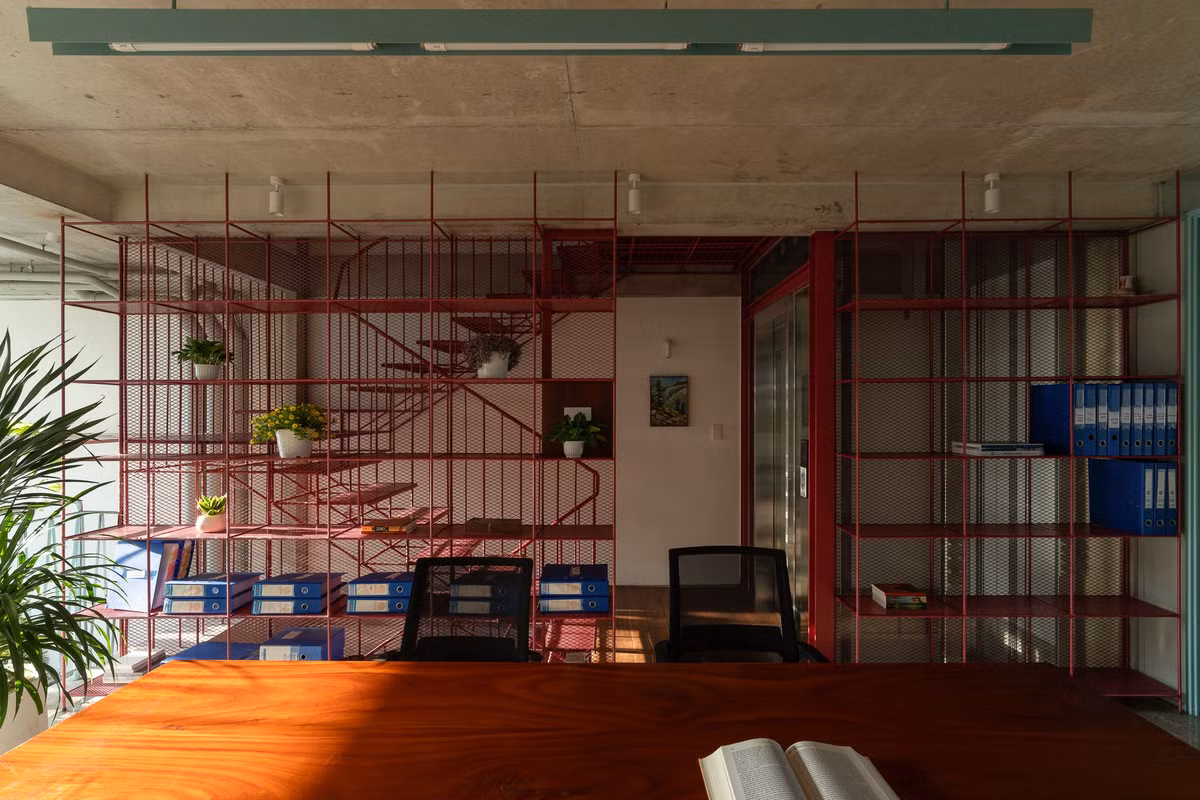 Tầng một và tầng lửng được bố trí văn phòng làm việc, tổ chức thông tầng để kết nối thị giác và thông gió. Ảnh: Quangdam