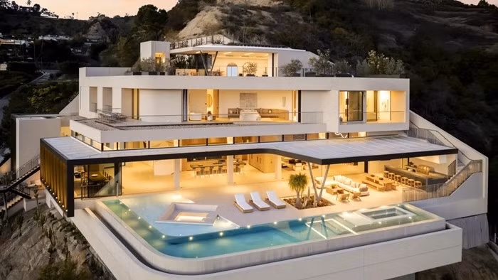 Trái với thói quen tiết kiệm trong sinh hoạt, Guo mạnh tay trong đầu tư bất động sản. Cô vừa mua một biệt thự mới xây ở Hollywood Hills (Los Angeles) với giá gần 30 triệu USD. Ảnh: CNBC