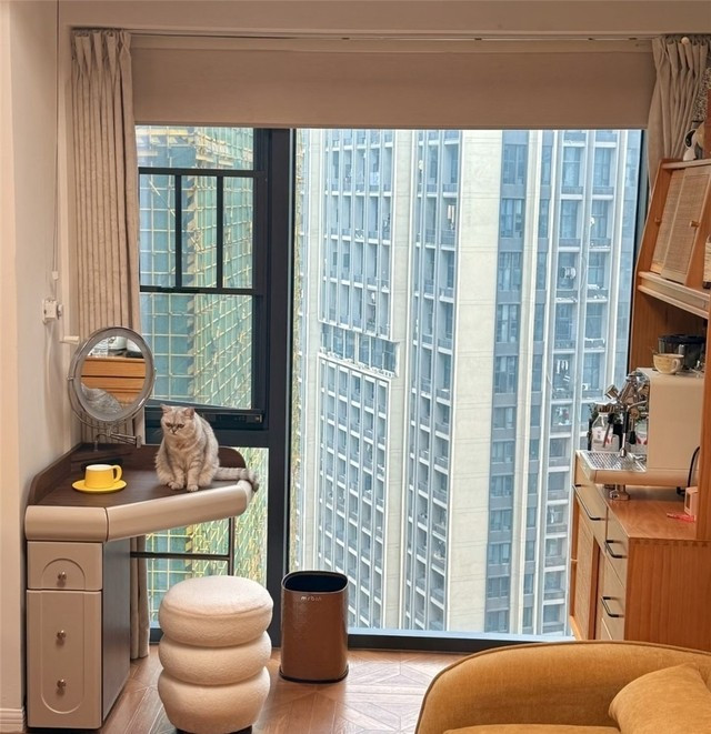 Cạnh cửa sổ lớn là không gian đa năng với chiếc bàn nhỏ vừa làm bàn trang điểm, vừa có thể sử dụng cho nhiều mục đích linh hoạt. Ảnh: Toutiao