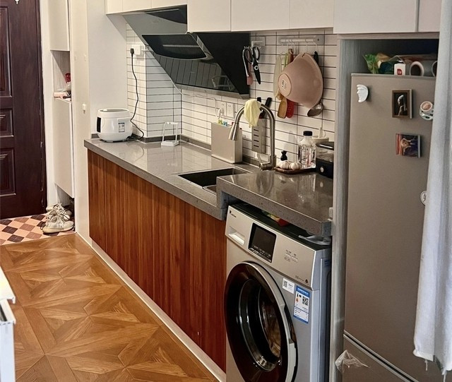 Từ tiền sảnh nhìn vào trong là hành lang hẹp chạy dọc căn hộ. Không gian này được tận dụng tối đa để bố trí khu bếp sát tường. Ảnh: Toutiao