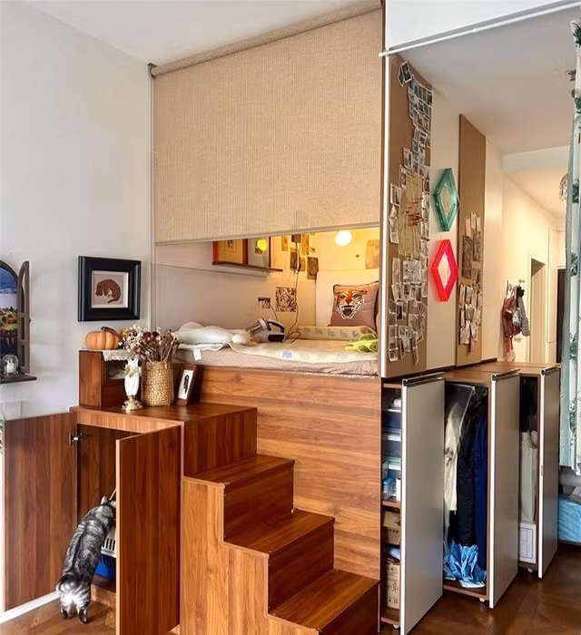 Sâu bên trong là khu vực sinh hoạt chính với giường ngủ được nâng cao hơn 1 mét. Bên dưới giường được chia thành nhiều hộc lớn nhỏ, đóng vai trò như tủ quần áo và kho chứa đồ. Ảnh: Toutiao Ảnh: Toutiao