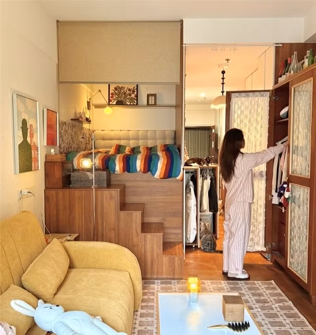 Sofa nhỏ gọn có thể mở rộng thành giường phụ khi cần, phù hợp với nhà diện tích hạn chế. Ảnh: Toutiao